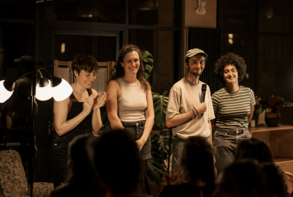 Team building écologique à Paris et en France | L'équipe du Greenwashing pendant les applaudissements